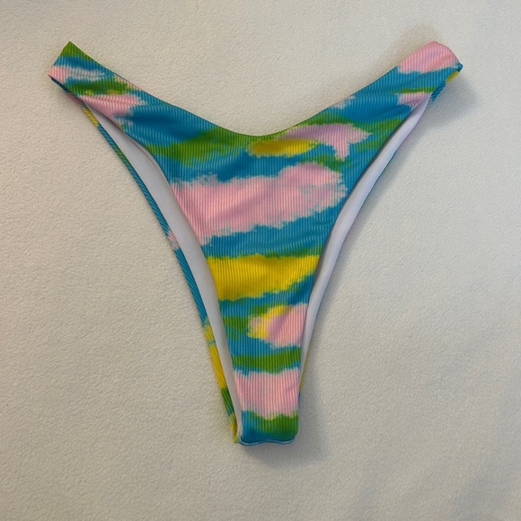 Bikini - Picture 2 of 3